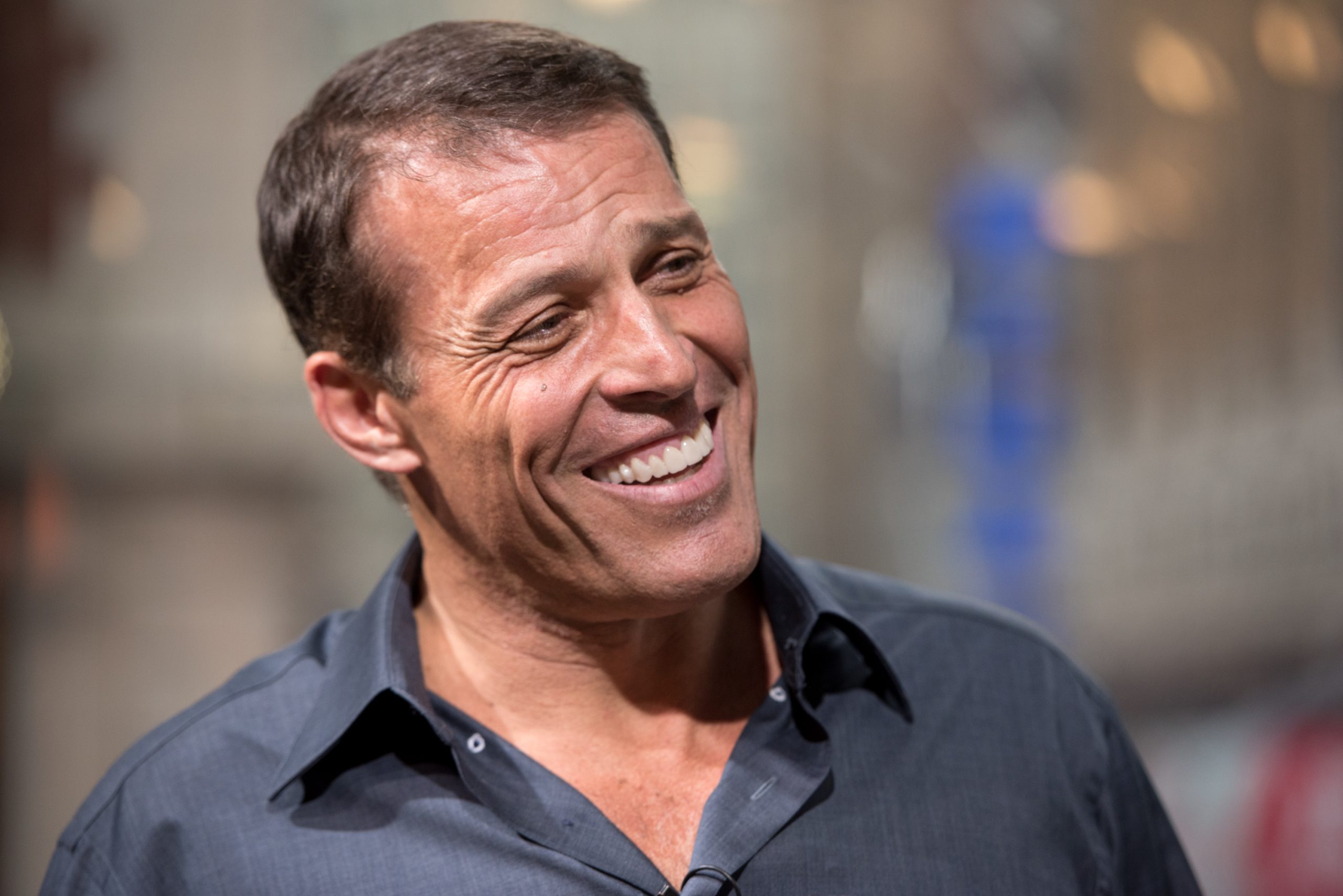 Tony Robbins Visits "Extra"